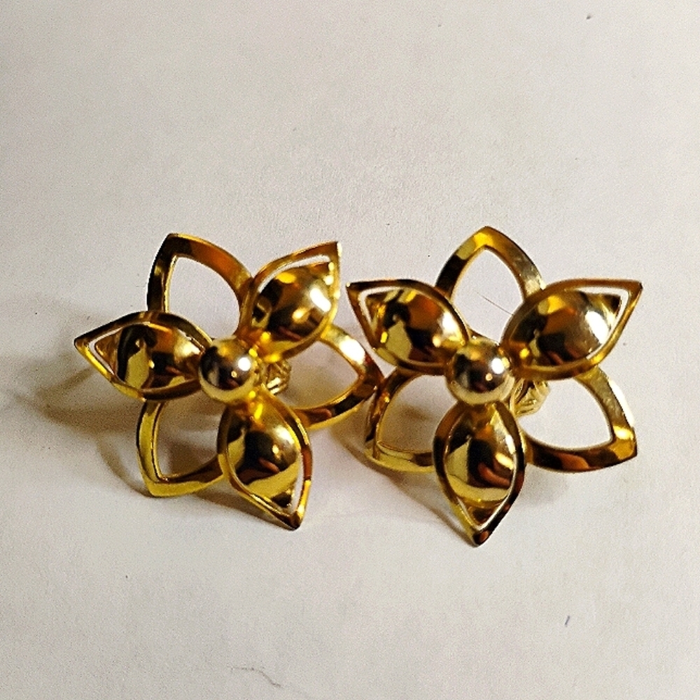 Sarah Coventry Gold Tone Cutout Petal Floral Clip on‎ Earrings